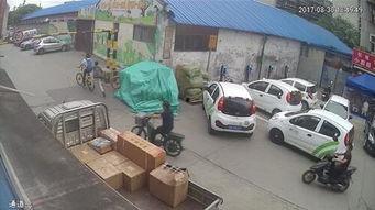 警察抓人女子吃瓜,围观群众竟成“吃瓜群众”