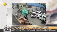 警察抓人女子吃瓜,围观群众竟成“吃瓜群众”