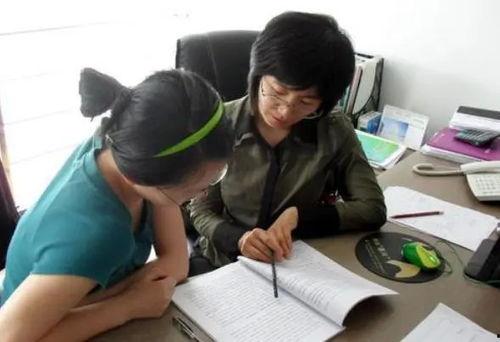 老师给孩子补课吃瓜,老师补课背后的温馨故事