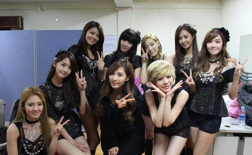 女子逛街吃瓜事件,一场关于公共道德的讨论