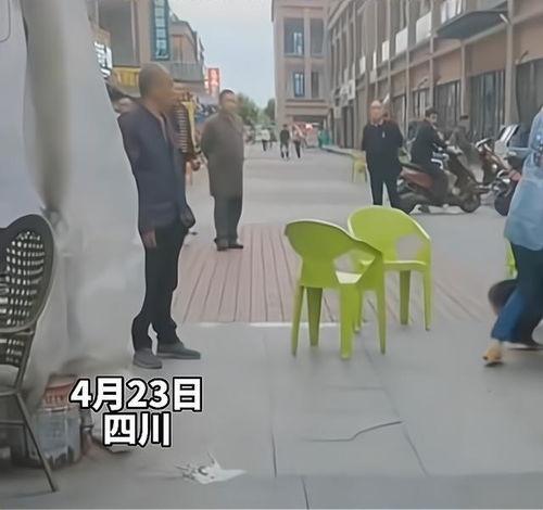 女子逛街吃瓜事件,一场关于公共道德的讨论